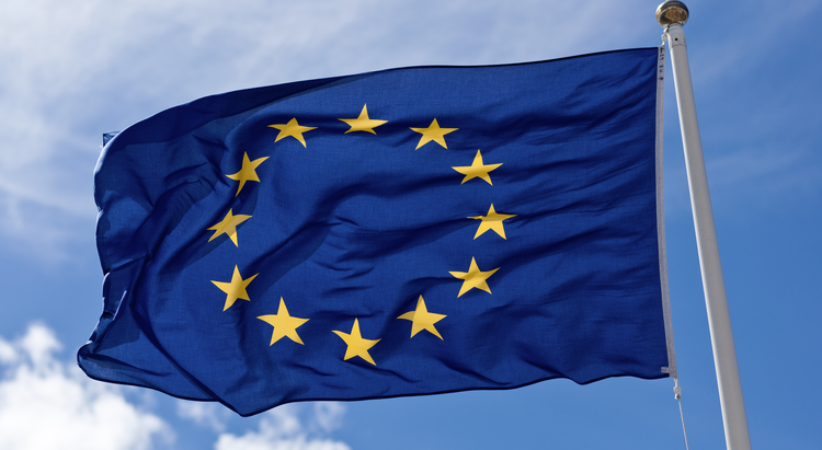 De vlag van de Europese Unie wappert tegen een blauwe lucht